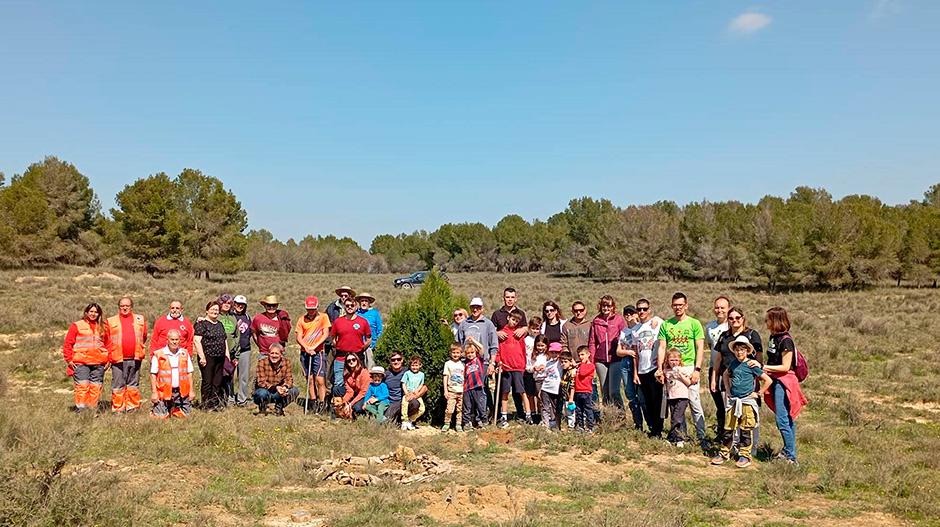 Imagen Sariñena planta más de 200 árboles junto a la Laguna en la celebración del Día del Árbol