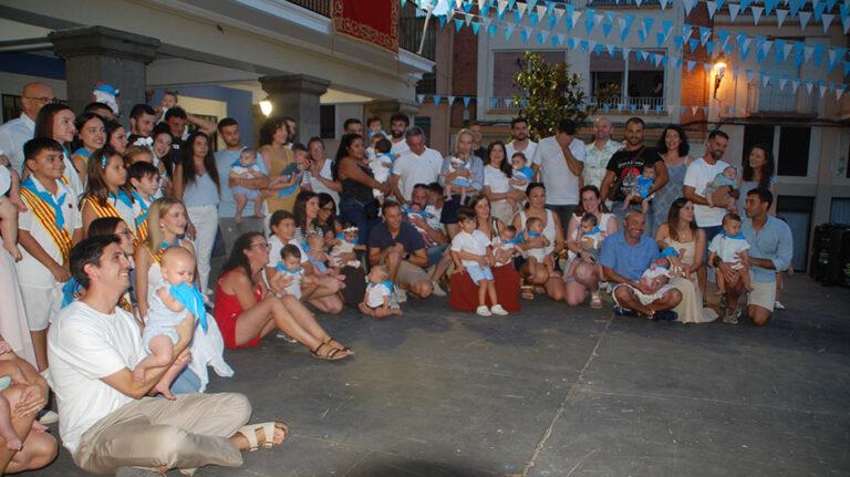 Imagen Sariñena abre la puerta a sus fiestas con la entrega de pañoletas y la ronda de jotas